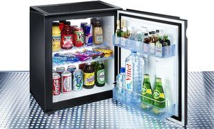 Uno de cada tres españoles bebe las botellas de alcohol del minibar y las rellena con agua o zumo