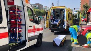 Los sanitarios atienden a la mujer atropellada.