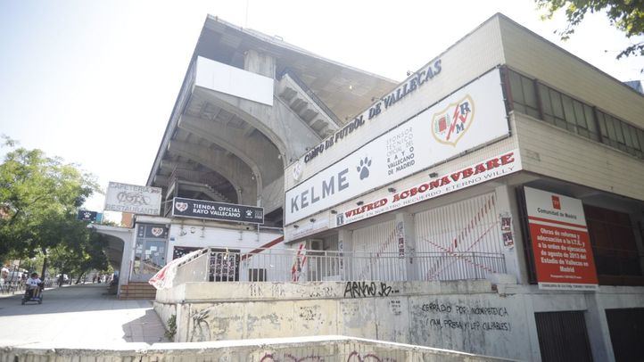 Pintadas en el estadio contra la gestión del presidente del Rayo y la Comunidad de Madrid.