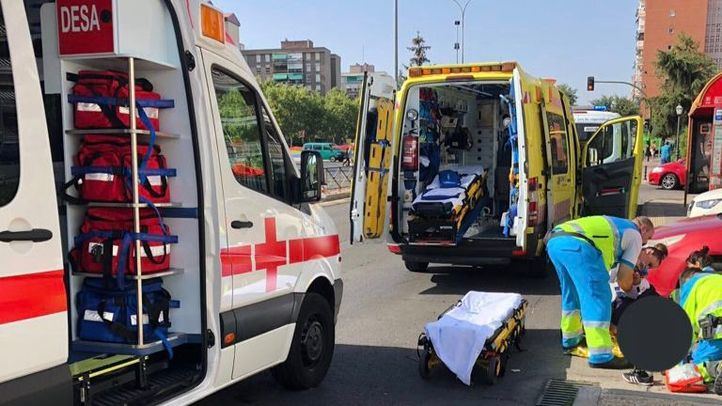 Los sanitarios atienden a la mujer atropellada.
