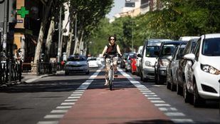 Ejemplo de carril bici que funciona por el centro de la calzada.