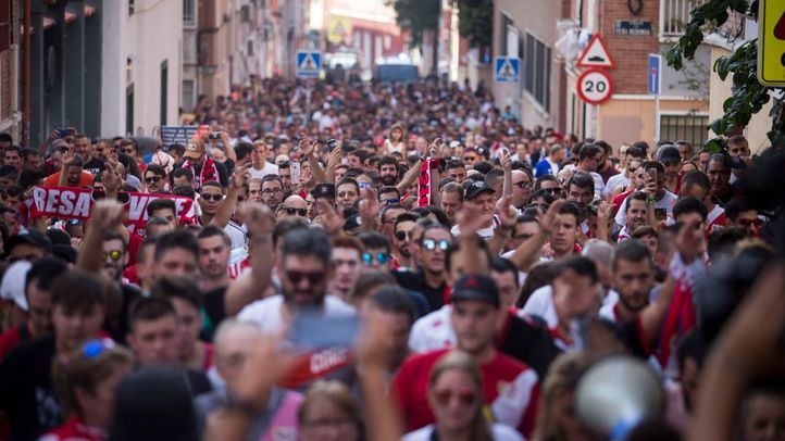 Los hinchas del Rayo estallan: una muralla humana para defender Vallecas