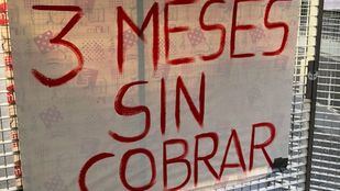 Pancartas colocadas por los empleados del centro del distrito de Salamanca.
