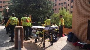 Los sanitarios atendiendo al hombre tiroteado en Usera.