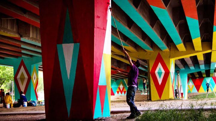 Intervención artística de Boa Mistura en el puente de San Cristobal