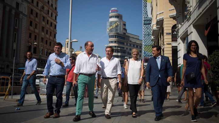 Martínez-Almeida, acompañado por concejales del PP, en una reciente visita a la Gran Vía.