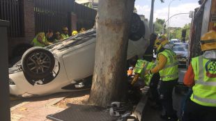 Un vehículo a la fuga provoca un aparatoso accidente