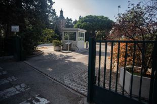 La Complutense valla sus facultades y dice adiós a los coches foráneos