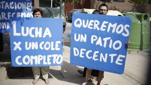 Padres y madres de alumnos de Getafe han recibido a Rafael Van Grieken con pancartas y abucheos