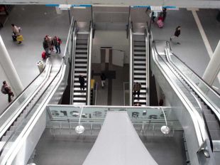 Medio año más de espera para arrancar todas las escaleras paradas de Cercanías