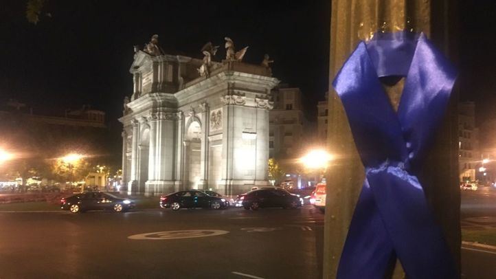 Lazo azul colocado en el entorno de la Puerta de Alcalá.