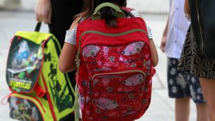 Los alumnos de Primaria y Educación Infantil vuelven al 'cole' entre protestas