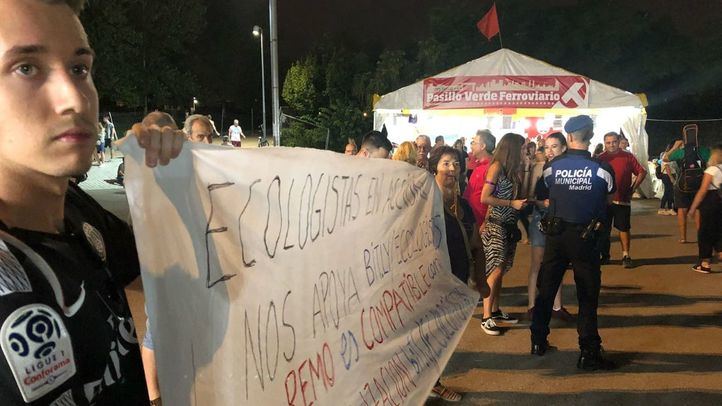 Imagen de las protestas contra Arce en el inicio de las fiestas de Arganzuela.