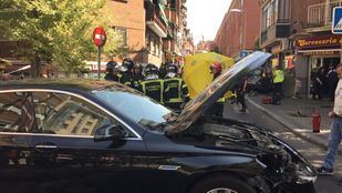 Turismo que ha colisionado contra un coche patrulla de la Policía Municipal.
