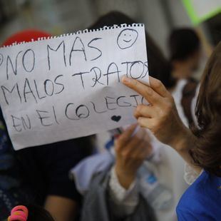 "No se usan correas para atar a los niños"