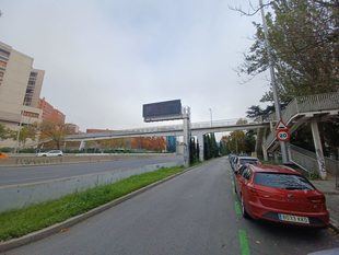 Pasarela peatonal sobre la A-2 a la altura de la avenida de Bruselas.