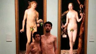 Expulsados de El Prado por desnudarse 'a lo Adán y Eva'