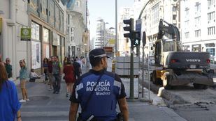 Carmena echa a los manteros de Gran Vía