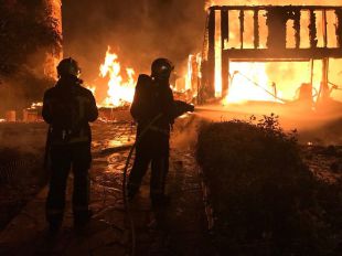 Un virulento incendio calcina un chalet en Valdemorillo