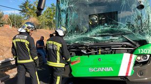 Los bomberos han acudido al lugar del siniestro, que ha dejado 21 heridos, la mayoría, leves.