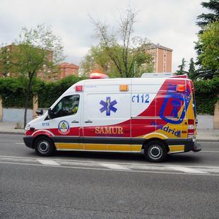 Trece intoxicados en el incendio de un taller en Usera