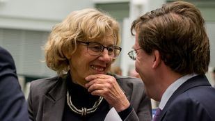 Abrazos y buenos deseos: la política arropa a la alcaldesa