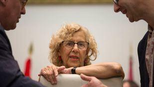 Carmena sigue en observación, "animada" y "trabajando"