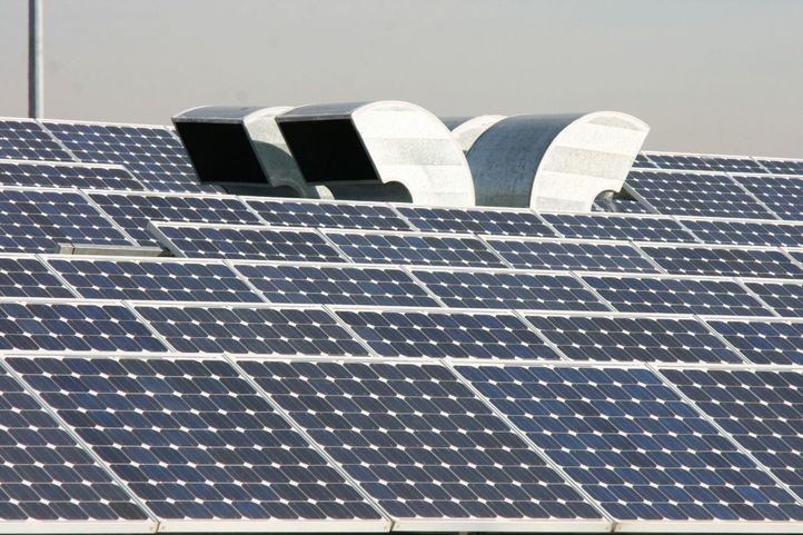 Paneles solares en la cocheras de la EMT, en una imagen de archivo.