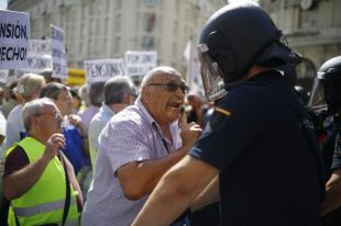 Tensión entre pensionistas y Policía a las puertas del Congreso