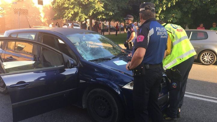 Los sanitarios han conseguido sacar de la parada al herido.