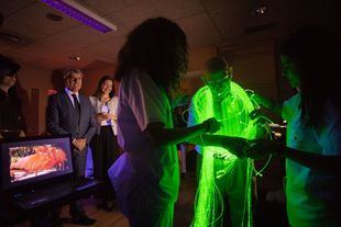 Garrido inaugura una pionera sala en el Centro Alzheimer de la Fundación Reina Sofía, gestionado por Clece