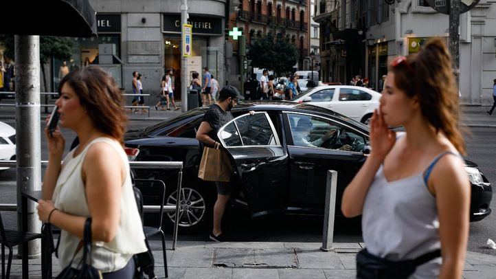 Un usuario de VTC se monta en uno de estos vehículos tras esperar cinco minutos en la Gran Vía.