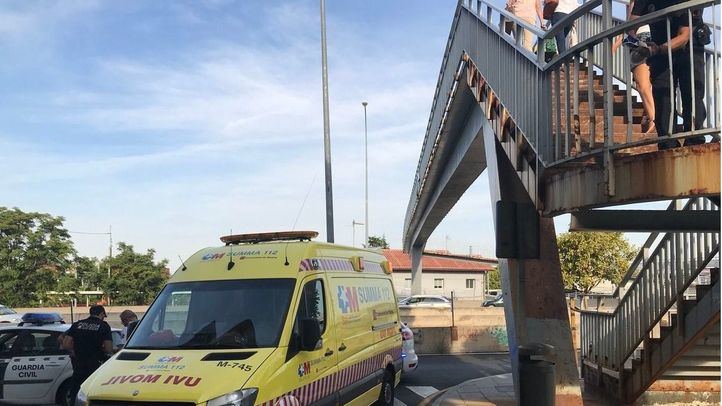 Un niño de 4 años cae de una altura de dos metros y medio en la pasarela sobre la A-6 de Las Rozas.