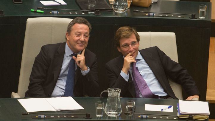 Martínez-Almeida (dcha.), durante el Debate sobre el Estado de la Ciudad.