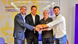 Firma del documento por la “Estrategia de Torrejón de Ardoz por el Empleo 2018-2019”.