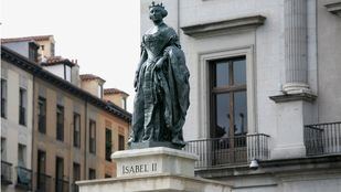 Estatua de la reina Isabel II en la conocida como plaza de 'Ópera'.
