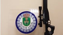 Un joven dispara una carabina de 'air-soft' en un parque de San Fernando