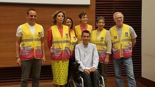 Una cadena solidaria unida por una tarjeta