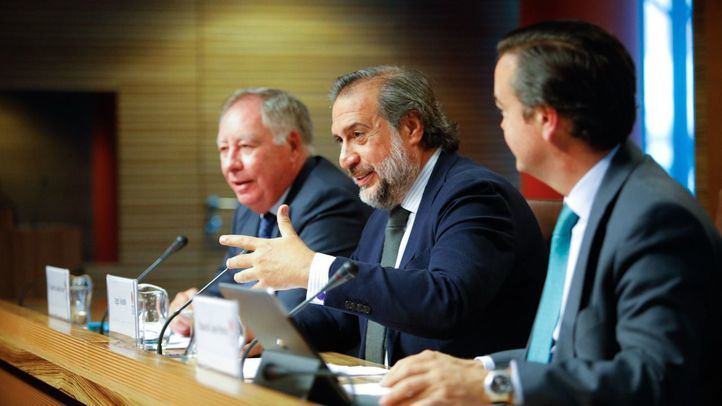 De izquierda a derecha, Clemente González, presidente del Comité Ejecutivo, Ángel Asensio Laguna, presidente de la Junta Rectora de Ifema, y Eduardo López-Puertas, director general de Ifema.