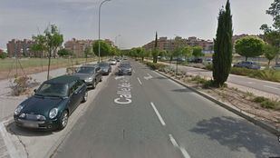 El vehículo quedó estacionado en una calle con poco tránsito y las lunas tintadas dificultaron que alguien pudiera percatarse de la presencia de la niña