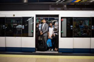 Nuevos trenes y más conductores: Metro responde con inversión a las críticas