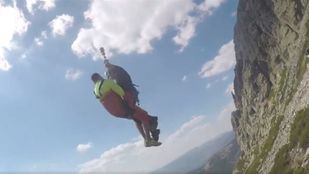 Rescatado en helicóptero un joven que sufría calambres y vómitos