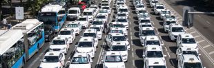 La Gremial de Auto-Taxi Madrid cuelga el cartel de 'Se vende'
