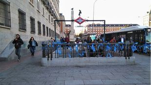 Madrid despierta con lazos azules contra el separatismo