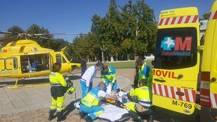 Los servicios de Emergencias del 112 asisten al joven apuñalado por su padre en Aranjuez.