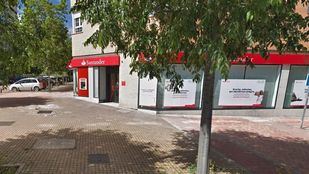 Los hechos tuvieron lugar sobre las 4.50 horas en un banco Santander radicados en la confluencia de las calle de Canencia de la Sierra y Alameda del Valle en La Gavia