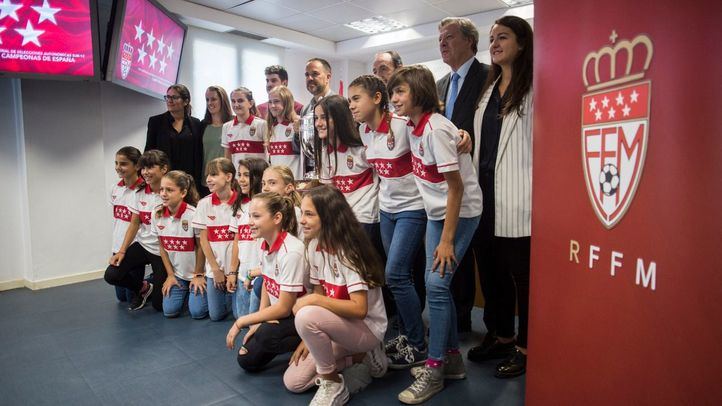 El director de juventud y deportes de la Comunidad de Madrid, Javier Orcaray y el presidente de la federación de fútbol, Paco Díez, reciben a la selección femenina de futbol Sub12, campeonas del campeonato nacional de fútbol 8.