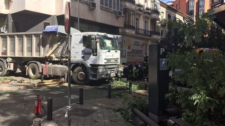 Un camión se empotra contra otro en Chamberí.