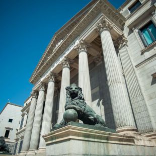 Del falso bronce de los leones a Tejero: primera piedra del Congreso