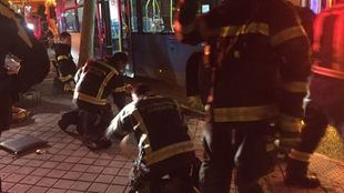 Muere un motorista de 32 años tras chocar contra un autobús en Puente de Vallecas